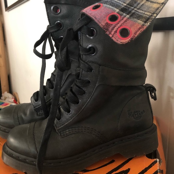 loding chelsea boots